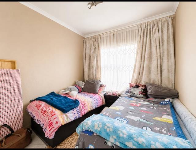 2 BEDROOM TOWNHOUSE FOR SALE IN LAMBTON GARDENS